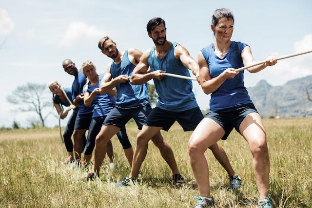 Corporate team building ideas for early autumn, team pulling rope together